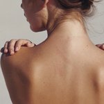 Почему появляются прыщи на спине и как их вылечить?